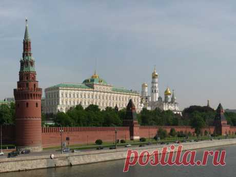 Московский Кремль. Чтобы описать всю красоту уникальных сооружений и реликвий Московского Кремля, не хватит слов даже в великом и могучем русском языке. Расположенный в историческом центре столицы России, этот архитектурный ансамбль давно стал визитной карточкой страны.
