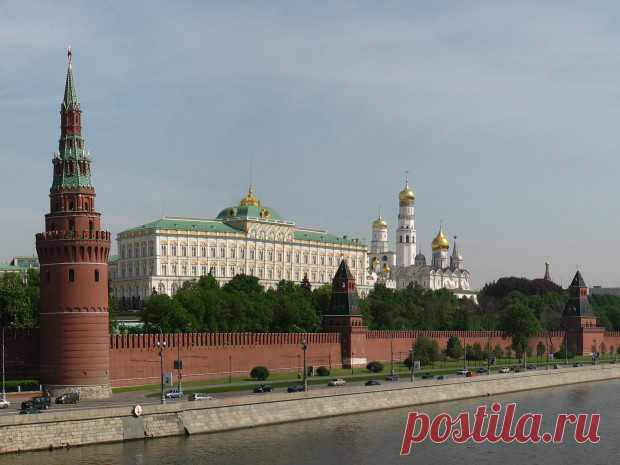Московский Кремль. Чтобы описать всю красоту уникальных сооружений и реликвий Московского Кремля, не хватит слов даже в великом и могучем русском языке. Расположенный в историческом центре столицы России, этот архитектурный ансамбль давно стал визитной карточкой страны.