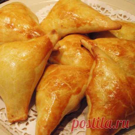 Нежное куриное мясо в хрустящем слоеном тесте - самса
