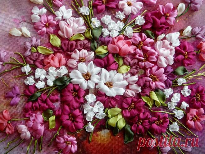 Времена, когда ленточки не возможно было достать, давно прошли. На сегодняшний день ленты можно купить в любом магазине рукоделия. Цвет и фактура настолько разнообразны, что глаза просто разбегаются. Если вы без ума от букета цветов, лепестка розы или веточки сирени, то вышивка лентами предназначена именно для Вас. Давайте же узнаем, откуда пришло это удивительное искусство.