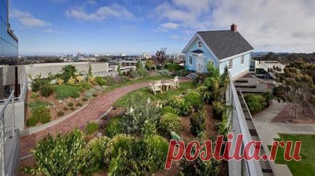 (+1) тема - Небольшой дом на краю городской постройки | Роскошь и уют
Небольшой дом нежно-голубого цвета, расположившийся на краю городской постройки, просто невозможно не заметить. Классический английский дизайн “падающего” коттеджа резко контрастирует с окружающей архитектурой. Уклон дома составляет всего пять градусов, что на самом деле не так уж и много.