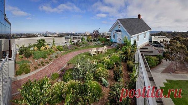 (+1) тема - Небольшой дом на краю городской постройки | Роскошь и уют
Небольшой дом нежно-голубого цвета, расположившийся на краю городской постройки, просто невозможно не заметить. Классический английский дизайн “падающего” коттеджа резко контрастирует с окружающей архитектурой. Уклон дома составляет всего пять градусов, что на самом деле не так уж и много.