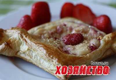 Легкая летняя выпечка с ягодами. Лето, июль... В садах поспели ягоды, ветки склоняются до земли под тяжестью урожая. Самое время лакомиться сладкими плодами, согретыми солнцем, срывая их прямо с дерева. Лучше всего, конечно, есть ягоды свежими, но как же они хороши, свежи и красивы в легкой летней выпечке! И если у кого-то день рождения или просто захотелось позавтракать в семейном кругу, например, на даче, в тени беседки, то такая выпечка всегда будет кстати – яркие летние пироги с ягодами укра