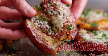 Открыла для себя рецепт разбитой картошки, оказалось - это очень вкусный и классный гарнир или снэк, делюсь с вами | Вкусно без компромиссов🍵🍹🥙 | Яндекс Дзен