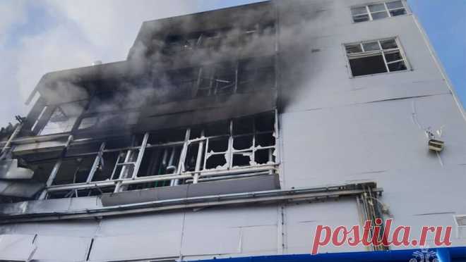"Долбили по гайке": названа причина взрыва на заводе в Шахтах. Пожар на полиэфирном заводе в городе Шахты произошел из-за того, что рабочие "долбили по гайке" на кране с кислотой, пытаясь его починить. Об этом "Газете.Ru" рассказал сотрудник завода Владислав (имя изменено). Он ...
