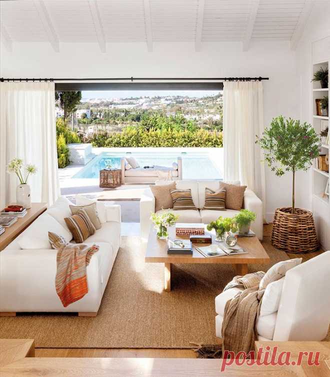 Оазис у моря: вилла в солнечной Испании Когда из окон дома видны пальмы и море, интерьер может быть практически любым. Но эта вилла в местечке Марбелья, Испания прекрасна и внутри, и снаружи. Песочные тона с вкраплениями желтого и охры отли...