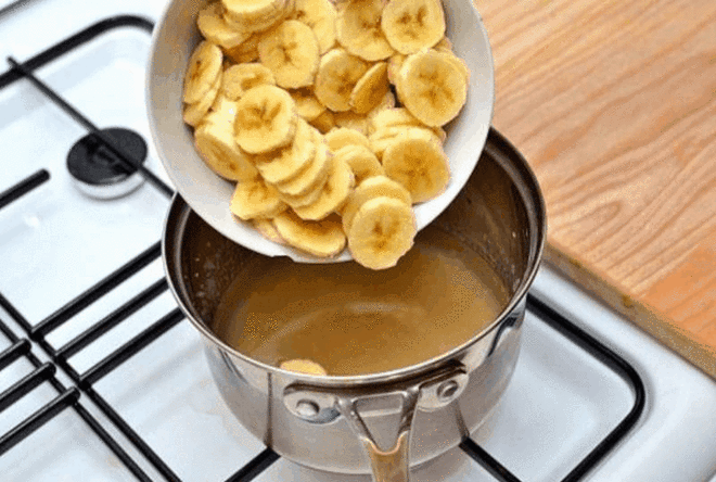 Закипяти бананы с корицей и выпей перед сном. Вот что напиток сделает с организмом! 
Сразу отмечу: этот напиток имеет странный вкус. Многим может не понравиться! Но по воздействию — натуральное лекарство, очень сильное. Моментально восстановит организм и поставит на ноги! 
Такой банановый коктейль делается в два счета. Основной питательный компонент — банан, который содержит калий, магний и фосфор. Калий полезен для всех мышц, в том числе и для мышц сердца. Фосфор поможет организму справиться