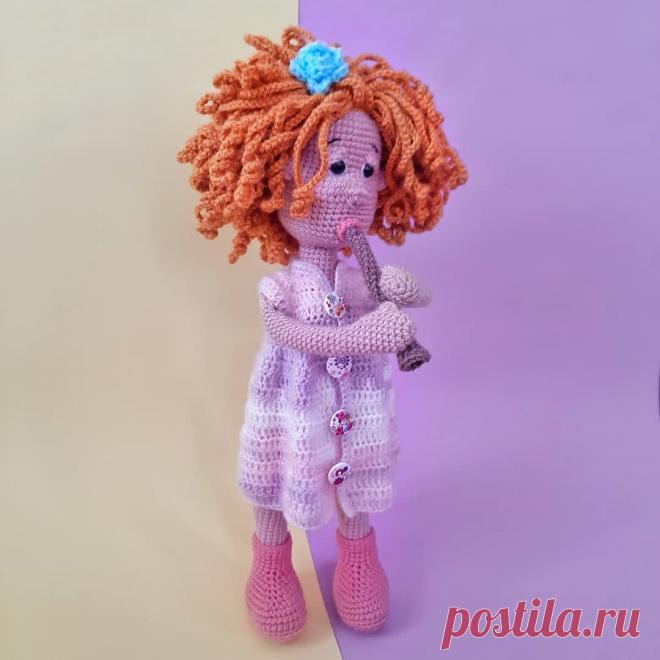 PDF Девочка с флейтой крючком. FREE crochet pattern; Аmigurumi doll patterns. Амигуруми схемы и описания на русском. Вязаные игрушки и поделки своими руками #amimore - большая кукла, куколка, девочка.