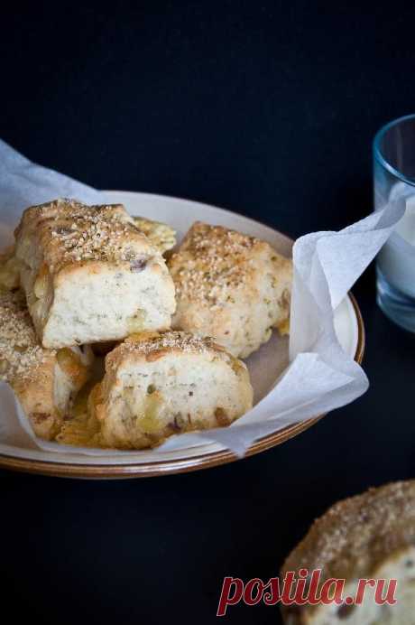 Scones (а по-нашему булочки) c сыром и луком.