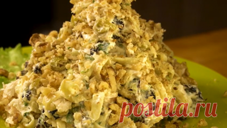 «Зимняя сказка» – простой салат с куриным филе, оливками и черносливом