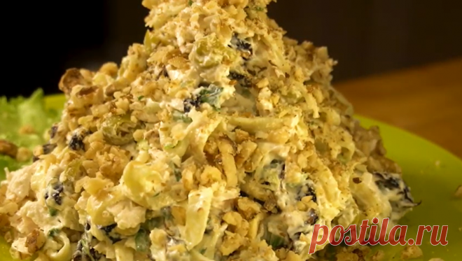 «Зимняя сказка» – простой салат с куриным филе, оливками и черносливом