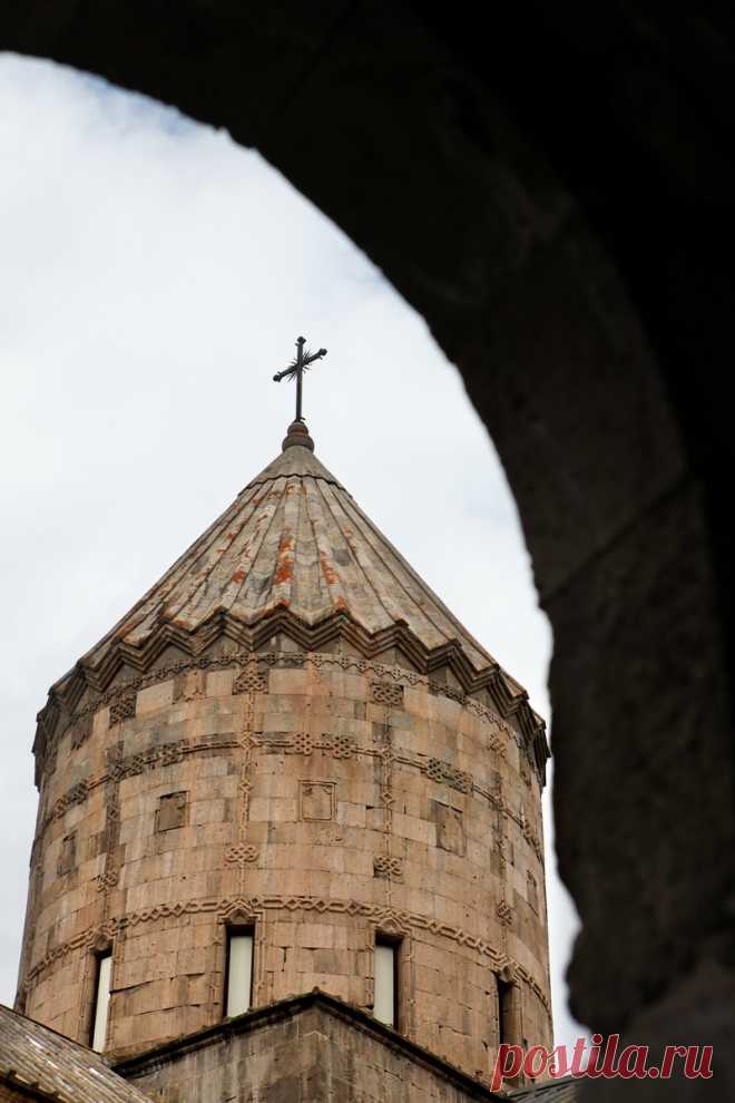 ՏԱԹԵՎԻ ՎԱՆՔ
Տաթևի վանքը հիմնադրվել է 4 դ-մ,8 դ-մ կոչվել է Թադեոս առաքյալի աշակերտ Տաթեոս անունով,որը քրիստոնեություն է քարոզել Սյունիքում և նահատակվել է այնտեղ:895թ Տաթևի վանքը դարձել է համահայկական մշակութային կենտրոն,որտեղ գործել է Տաթևի համալսարանը՝Հովհան Որոտնեցու և նրա աշակերտ Գր. Տաթևացու ջանքերով:Վանքին կից մատենադարանը գոյատևել է մինչև 1911–12 թթ.,իսկ փրկված 140 ձեռագիր մատյանները տեղափոխվել են Էջմիածին,ապա՝ Մատենդարան:Համալսարանին կից գործել է նաև Տաթևի հայտնի մանրանկարչության դպրոցը: