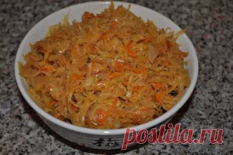 Тушеная капуста с мясом или без

Продукты:
Капуста свежая - 1 кг.
Капуста квашеная – 0,5 кг.
Морковь – 2 средних шт.
Лук - 1 большая шт.
Подсолнечное масло – 3-4 ст.ложки
Специи, лавровый лист - по вкусу и по желанию.

Морковь натереть на крупной терке, а лук порезать. В кастрюльку мультиварки налить несколько ложек масла и на режиме "Выпечка" 20 минут пассировать лук и морковь. Нашинковать капусту. Выложить к зажарке нашинкованную капусту и поставить на режим «Тушение» на...