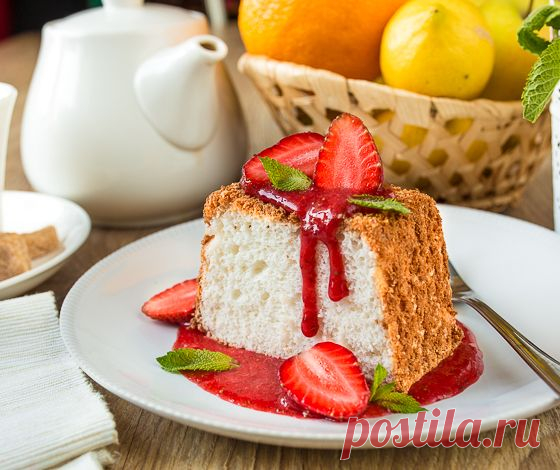 АНГЕЛЬСКИЙ БИСКВИТ С КЛУБНИЧНЫМ КУЛИ