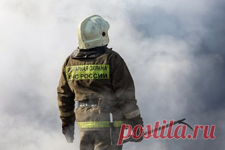 В российском ТЦ произошел пожар. В торговом центре города Снежинска Челябинской области случился пожар, сообщили в МЧС России. Инцидент произошел в воскресенье, 18 декабря, на третьем этаже ТЦ «Универмаг» на улице Свердлова. Площадь возгорания составила 400 квадратных метров. 68 человек самостоятельно эвакуировались.