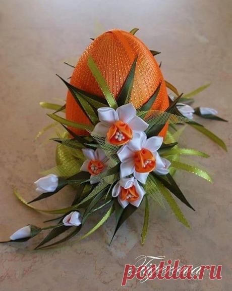 Пасхальные яйца из атласных лент.  Очень нежно и красиво! А Вам нравится? 























...












