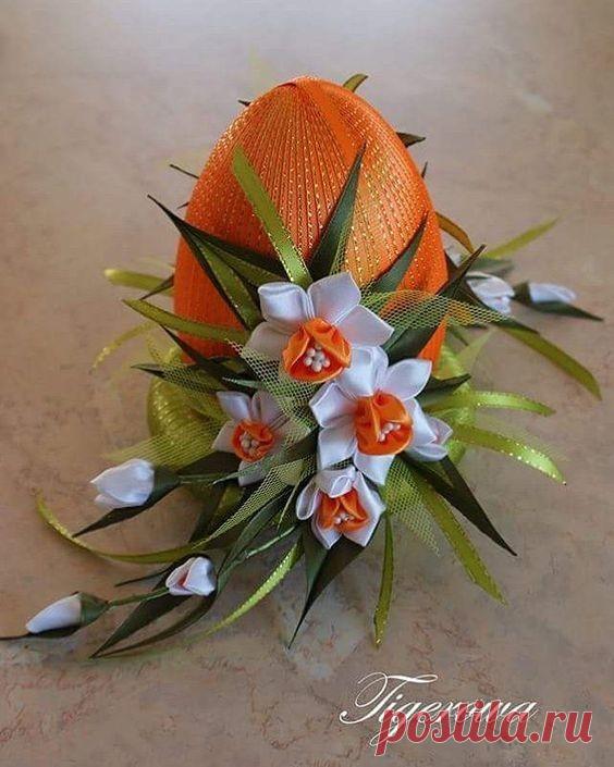 Пасхальные яйца из атласных лент.  Очень нежно и красиво! А Вам нравится? 























...












