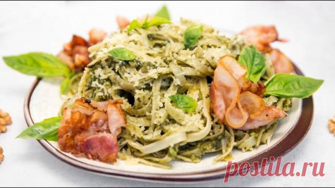 Макароны с беконом и ароматным соусом Ингредиенты (на 2-3 порции):- спагетти- пучок базилика (можно заменить шпинатом)- горсть грецких орехов (можно взять кедровые)- 1-2 зубчика чеснока- 4-5 ст.л. оливкового масла (можно взять и подсолнечное, которое без запаха)- полоски бекона (вместо них подойдет куриное филе, креветки,...