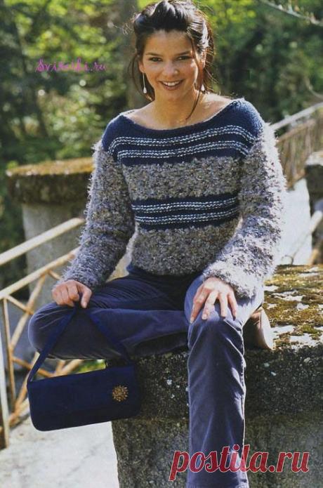 Модный вязаный свитер с синими вставками