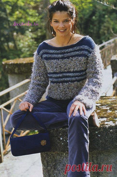Модный вязаный свитер с синими вставками