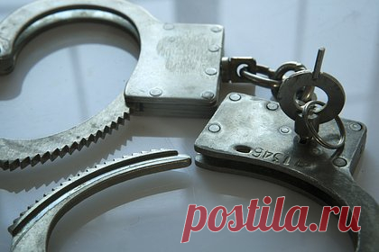 Псевдосвященника задержали по подозрению в педофилии. 22-летний член неканонической религиозной организации «Митрополия Православной Кафолической Церкви» задержан по подозрению в растлении несовершеннолетних. Всего о его противоправных действиях рассказали трое подростков, которых следствие относит к религиозно настроенным подросткам.