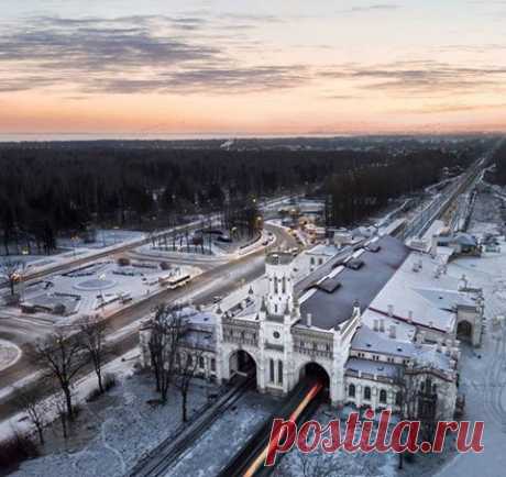 Санкт-Петербург Live:  
Вокзал станции Новый Петергоф. Вокзал был построен в 1855-1857 гг. в неоготическом стиле по проекту архитектора Н.Л. Бенуа на деньги барона фон Штиглица. При проектировании Петергофской железной дороги ему было уделено повышенное внимание, ведь он предназначался для поездок царской семьи.  |  Facebook