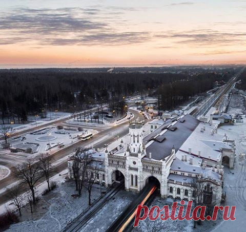 Санкт-Петербург Live:  
Вокзал станции Новый Петергоф. Вокзал был построен в 1855-1857 гг. в неоготическом стиле по проекту архитектора Н.Л. Бенуа на деньги барона фон Штиглица. При проектировании Петергофской железной дороги ему было уделено повышенное внимание, ведь он предназначался для поездок царской семьи.  |  Facebook