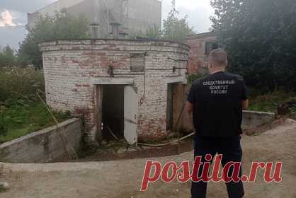 Двое российских рабочих погибли при очистке канализации. В Среднеуральске Свердловской области двое рабочих погибли при очистке канализации. Об этом сообщается на сайте регионального управления Следственного комитета (СК). Погиб мужчина, который работал слесарем, и женщина-оператор очистительных сооружений. Еще один человек пострадал — его госпитализировали.