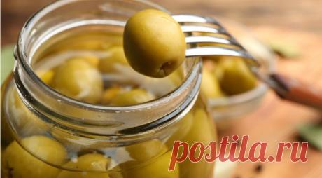 Почему не нужно сливать жидкость из банок с оливками