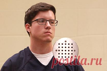 Напавшего на синагогу в Калифорнии приговорили к пожизненному сроку. Суд в США приговорил 22-летнего Джона Эрнеста, напавшего на синагогу в штате Калифорния в 2019 году и устроившего там стрельбу, к пожизненному тюремному заключению без права на досрочное освобождение. Эрнесту удалось избежать смертной казни, поскольку он заключил сделку с правосудием и признал себя виновным.