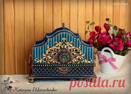 В этот раз я с "быстрой" работой на несвойственной мне заготовке и в несвойственных мне цветах)) Это канцелярская подставка "Королевский синий".
Материал - МДФ, размер 18х9,5х14 см. 
Тот случай, когда "встретились" заготовка, карта и идея для центрального мотива — и особо долго думать-подбирать не пришлось. Центральный мотив одинаковый с обеих сторон. Только теперь думаю, нужно ли было его дублировать, ведь на практике вряд ли ее будут крутить-вертеть.. И да, может показат...
