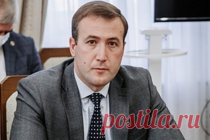 Министра промышленности российского региона задержали по делу Арашуковых. В Ставрополе задержали исполняющего обязанности министра промышленности Карачаево-Черкесской Республики Хизира Боранукова. По данным ТАСС, причиной задержания стало нарушение министром российского региона меры пресечения — он не имел права покидать Черкесск без разрешения следователя.