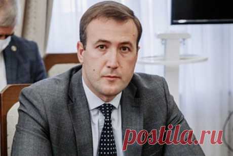 Министра промышленности российского региона задержали по делу Арашуковых. В Ставрополе задержали исполняющего обязанности министра промышленности Карачаево-Черкесской Республики Хизира Боранукова. По данным ТАСС, причиной задержания стало нарушение министром российского региона меры пресечения — он не имел права покидать Черкесск без разрешения следователя.