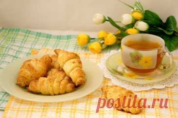 ​Творожные рогалики Ингредиенты:Мука &mdash; 100 гТворог (сухой) &mdash;100 гМасло сливочное (холодное) &mdash; 100 гЯичный желток &mdash; 1 шт.Соль &mdash; 1 щепоткаСахар &mdash; 1 ст. л.Приготовление:1. Муку посыпать щепоткой соли, добавить кубики холодного сливочного масла, творог. Порубить быстро в...