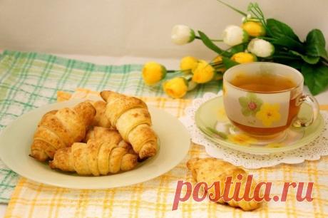 Творожные рогалики Ингредиенты:Мука — 100 гТворог (сухой) —100 гМасло сливочное (холодное) — 100 гЯичный желток — 1 шт.Соль — 1 щепоткаСахар — 1 ст. л.Приготовление:1. Муку посыпать щепоткой соли, добавить кубики холодного сливочного масла, творог. Порубить быстро в...