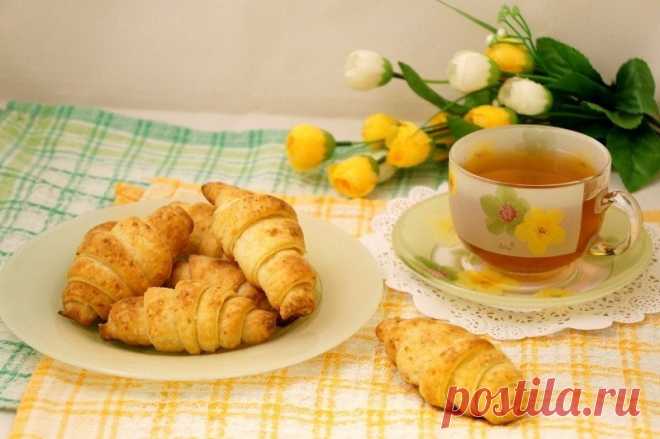 ​Творожные рогалики Ингредиенты:Мука — 100 гТворог (сухой) —100 гМасло сливочное (холодное) — 100 гЯичный желток — 1 шт.Соль — 1 щепоткаСахар — 1 ст. л.Приготовление:1. Муку посыпать щепоткой соли, добавить кубики холодного сливочного масла, творог. Порубить быстро в...