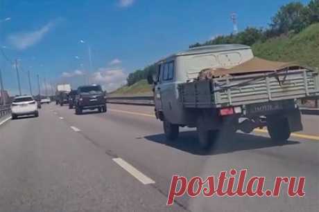 Предполагаемую колонну ЧВК «Вагнер» сняли на видео на трассе в сторону Москвы. Движущуюся в сторону Москвы колонную, предположительно, ЧВК «Вагнер», сняли на видео. Журналист Александр Коц предположил, что на записи запечатлена передислокация сотрудников ЧВК из полевых лагерей. В составе колонны можно увидеть как легковые автомобили, так и автобусы с грузовиками.