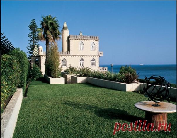 Замок Богоматери Фатимской (таково его официальное название) - любопытный образец португальской архитектуры XIX столетия. Эта "игрушечная" псевдокрепость была построена во времена господства историзма, когда архитекторы намеренно заимствовали внешние атрибуты и приёмы предшествующих стилей. В стилистике интерьеров, в выборе материалов архитектор во многом отталкивалась от местных традиций. Скажем, полы во всех помещениях (кроме комнаты в мансарде) мраморные, мозаичные, столь…