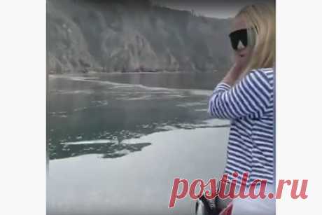 Маслянистые пятна на поверхности Байкала сняли на видео. На Байкале в бухте Песчаная цвет воды изменился с прозрачного на мутно-зеленый, а на поверхности появились маслянистые пятна. По словам местной жительницы, снявшей это на видео, такой цвет не является типичным для озера. Также она отметила неприятный запах. Аналогичная ситуация наблюдается в двух других бухтах.