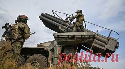 Уничтожена понтонная переправа: за сутки ВСУ потеряли в курском приграничье 370 военных и 18 единиц бронетехники. За прошедшие сутки подразделения группировки войск «Север» отразили на Курском направлении четыре попытки ВСУ прорваться через границу РФ и сорвали попытки контратак противника в направлении населённых пунктов Кремяное, Любимовка и Малая Локня. Это следует из сводки Минобороны за 20 сентября. Всего за сутки потери войск киевского режима составили более 370 военнослужащих и 18…