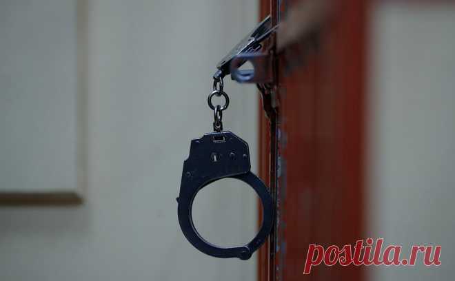 Двоих контрактников задержали по делу об убийстве семьи в Волновахе. В городе под Донецком семью из девяти человек убили из огнестрельного оружия. СК задержал двух военнослужащих, прибывших с Дальнего Востока. Предварительно, между ними произошла бытовая ссора. Соседи рассказали о ночном конфликте