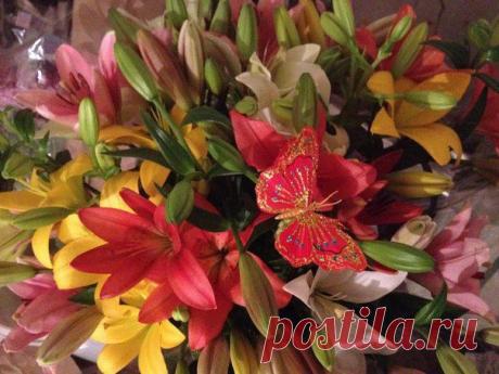 Яркий по настоящему летний букет из 15 лилий, бабочка, оформление
Цена 11000тнг