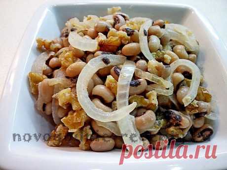 Салат с луком и орехами к новогоднему столу