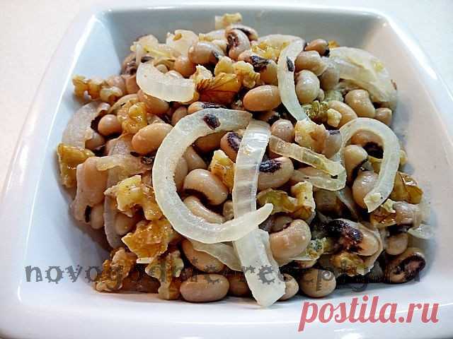 Салат с луком и орехами к новогоднему столу