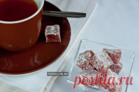 Мармелад из айвы (котоньята, cotognata) 

Котоньята представляет собой что-то вроде мармелада из айвы. Это традиционная итальянская сладость, которая имеет выраженный айвовый вкус. В Италии котоньяту готовят в фигурных формочках или также режут квадратиками. Хранят ее, просто проложив листами пергамента, или обваливают в сахаре (я взяла пудру). 
Итальянцы подают котоньяту с выдержанными сырами, но с чаем или кофе она тоже идет замечательно. 

Айва 1000 г 
Лимоны 1 шт. 
Сах...