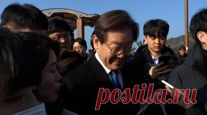 Ножевое ранение: в Пусане напали на лидера южнокорейской оппозиции. В Пусане совершено покушение на лидера главной оппозиционной Объединённой демократической партии Южной Кореи Ли Чжэ Мёна. Нападение произошло во время встречи политика с журналистами. К нему подошёл мужчина с ножом и нанёс удар в шею. Ли Чжэ Мёна госпитализировали через 20 минут после случившегося, он потерял много крови. Нападавшего задержали на месте. Читать далее