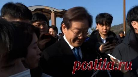 Ножевое ранение: в Пусане напали на лидера южнокорейской оппозиции. В Пусане совершено покушение на лидера главной оппозиционной Объединённой демократической партии Южной Кореи Ли Чжэ Мёна. Нападение произошло во время встречи политика с журналистами. К нему подошёл мужчина с ножом и нанёс удар в шею. Ли Чжэ Мёна госпитализировали через 20 минут после случившегося, он потерял много крови. Нападавшего задержали на месте. Читать далее