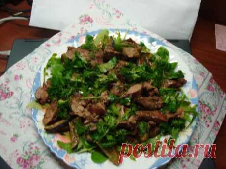 Теплый салат с куриной печенью и сливами | 4vkusa.ru