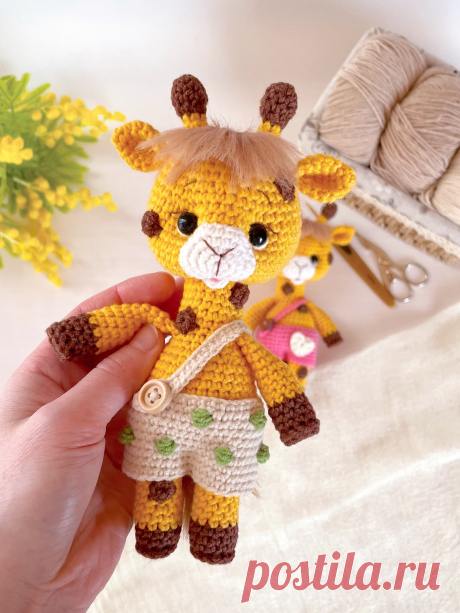 PDF Жирафик крючком. FREE crochet pattern; Аmigurumi toy patterns. Амигуруми схемы и описания на русском. Вязаные игрушки и поделки своими руками #amimore - жираф из обычной пряжи, жирафик в комбинезоне.