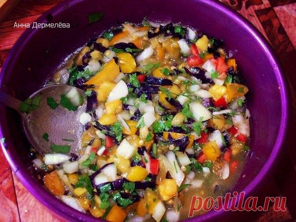 Сальса овощная

Я очень люблю готовить сальсу.это и соус и салат одновременно-в одной тарелке. подавать можно к мясу,рыбе.прекрасно подходит к шашлыкам!
все составляющие нужно нарезать мелким кубиком. 
здесь-желтый помидор,
белый салатный лук,
темный(фиолетовый) базилик,
красный горький перец, петрушка,укроп,
соль,
для заправки смешать-мед,лимон.сок,растит.масло.

Автор: Анна Дермелёва